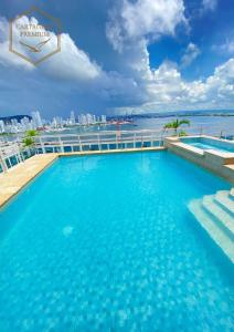 卡塔赫纳卡塔赫纳高级酒店的享有水景的大型游泳池