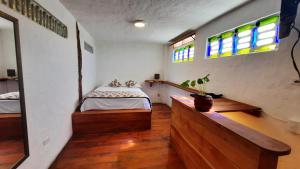 阿约拉港Alma de cedrela的一间卧室设有一张床和两个窗户。