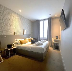 布洛涅-比扬古Parici Hôtel Boulogne Billancourt的一间卧室,卧室内配有一张大床