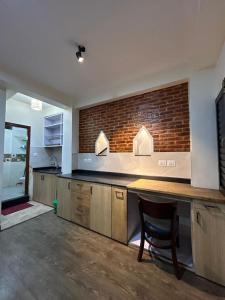 帕坦Shahi Studio Apartment的厨房设有柜台和砖墙