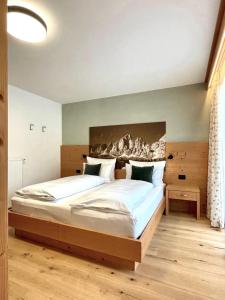 科尔福索亚格霍夫酒店的一间卧室配有一张大床和木制床头板
