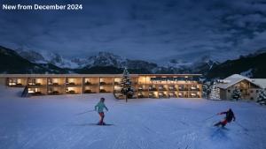 圣克里斯蒂娜辛迪瓦夫斯酒店的两个人在酒店门前雪地滑雪
