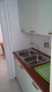 加利波利Baia Verde的厨房配有水槽和台面