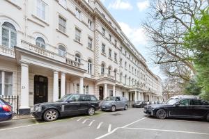 伦敦Heart of London Luxury, 1 Min Walk from Paddington Station, Beautiful Apartment with Smart TV的停在大楼前的一组汽车