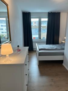 吕贝克Ferienwohnung Hansetraum Lübeck的客房设有一张床、一张书桌和窗户。