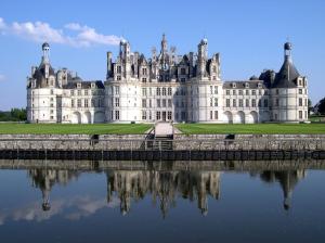 奥尔良MARTROI Cœur de Ville的一座大城堡,位于水体上