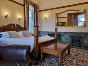 凯西克凯瑟克公园酒店的一间卧室配有一张床、镜子和椅子