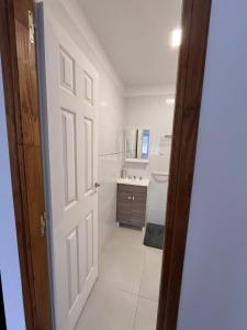 乌斯怀亚Sur Department的白色的浴室设有水槽和门