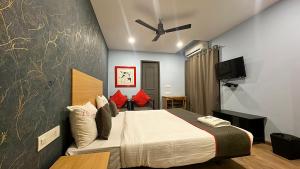 钦奈PHP BOUTIQUE TOWNHOUSE的一间卧室配有一张床和一台平面电视