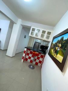 璜多里奥迪芙兰切斯旅馆的墙上有画的厨房的景色