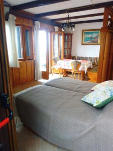 普莱伊亚诺Ulisse sul Sentiero的一间卧室配有一张床,另一间用餐室配有桌子