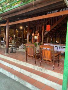 Long KhanhMotel Khánh Võ的餐厅内带桌椅的庭院