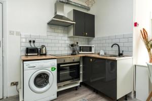 伦敦Shoreditch-bricklane-convenient-central-liverpoolstreet的厨房配有洗衣机和洗衣机。