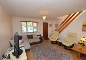 圣奥尔本斯Cosy & Peaceful 3B Home in Sandridge, St Albans的带沙发和电视的客厅