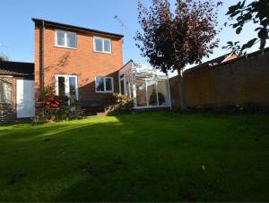 圣奥尔本斯Cosy & Peaceful 3B Home in Sandridge, St Albans的一座带围栏的绿色庭院