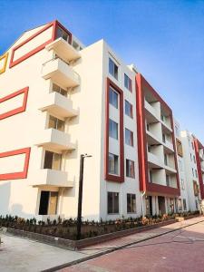 约帕尔Espectacular apartamento en excelente sector的街道上一座白色和红色的大建筑