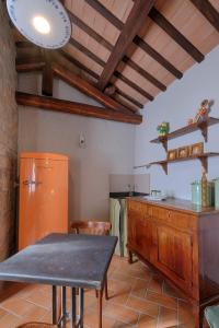 Ariano nel PolesineVilla Ferri AgriResort nel Delta del Po的厨房配有橙色冰箱和桌子