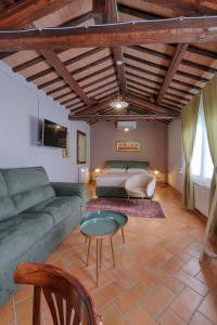 Ariano nel PolesineVilla Ferri AgriResort nel Delta del Po的客厅配有沙发和1张床