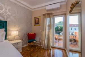 杜格普利耶San Mihael luxury rooms 1的一间卧室设有一张床、一个窗口和一张桌子