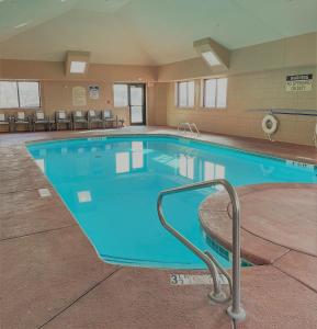 林垦南林肯智选假日套房酒店的在酒店房间的一个大型游泳池