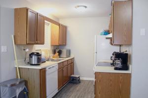 约翰逊城MD Cozy Corner的厨房配有木制橱柜和白色冰箱。