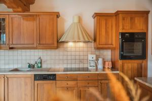 基茨比厄尔Chalet Ninni的一个带木制橱柜和水槽的厨房