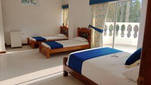 圣赫罗尼莫Hotel Posada San Sebastian的一间卧室设有两张床和窗户。