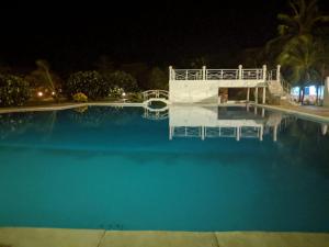 马林迪Karibuni Villa - Malindi beach view property的夜晚的蓝色水池