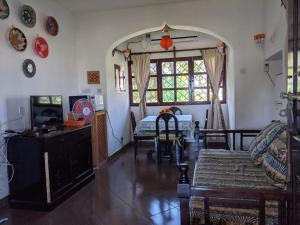 马林迪Karibuni Villa - Malindi beach view property的一间带桌子的客厅和一间餐厅