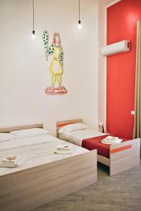 巴勒莫Cortile dei Giusti - Combo Guesthouse的一间设有两张床的客房,墙上挂着一幅画