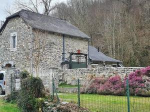 Louvie JuzonLou Mouli Dous Amisc的前面有围栏的石头房子