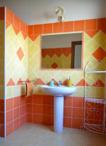 圣特奥多罗Hotel Sandalyon的一间带水槽和镜子的浴室