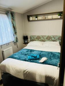 BeltonWILD DUCK HAVEN RESORT的一间卧室配有一张带蓝色毯子的床