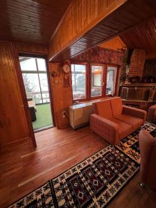泰托沃Chalet Hilltop Kodra e Diellit Popovo Sapka的带沙发和地毯的客厅
