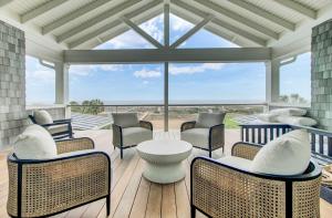 棕榈岛3108 Palm by AvantStay Oceanfront Private Pool Incredible Views的阳光屋设有椅子和一张桌子,