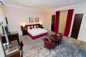 麦加فندق دار الريس - Dar Raies Hotel的酒店客房带一张床、一张桌子和椅子