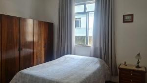 尤西德福拉Apartamento no Centro Parq Halfeld Juiz fora的一间卧室设有一张床和一个窗口