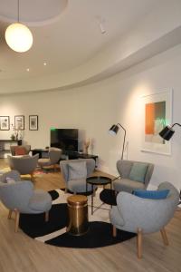 伦敦Luxury Capella Court的客厅配有椅子和电视