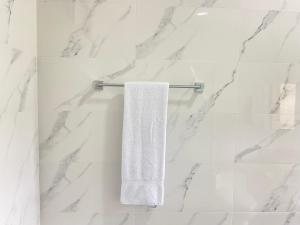 福尔图纳Toucan home的浴室毛巾架上的白色毛巾