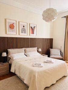 罗马普拉蒂梦之家度假屋的一间卧室配有一张带白色毯子的大床