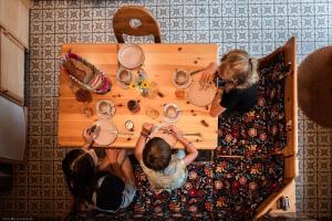 IzelSusque8的一群坐在木桌旁的孩子