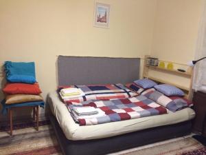 布达佩斯Casa Mamma的一间卧室配有一张床铺,床上有毯子