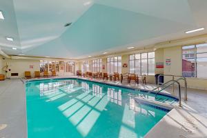 威斯康星戴尔Delton Grand Resort的一个带桌椅的大型游泳池