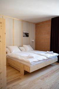 Les Ponts-de-MartelHôtel-Restaurant du Cerf的卧室配有一张白色大床