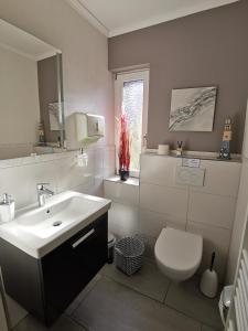 圣彼得奥尔丁Hotel Villa Sonneck-Adults Only的白色的浴室设有水槽和卫生间。