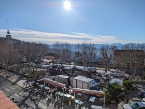 蒙托鲁2 chambres avec vue panoramique的享有停车场和火车的顶部景色