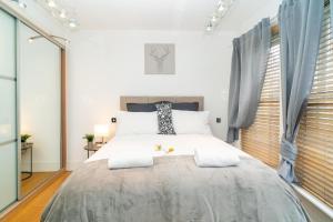 伦敦Heart of London's West End / Pro Host的卧室配有一张带两个枕头的大白色床