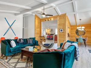 吉姆索普Chestnut Tree Lodge - Modern Wooded Escape的客厅配有2张蓝色的沙发和1张桌子