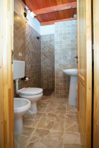 斯佩基亚Piazzetta San Giovanni B&B的浴室设有2个卫生间和水槽