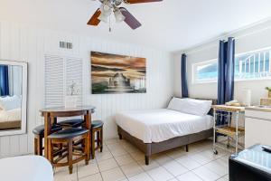 纽波特海滩Balboa Beauty III的一间卧室配有一张床、一张桌子和一张桌子